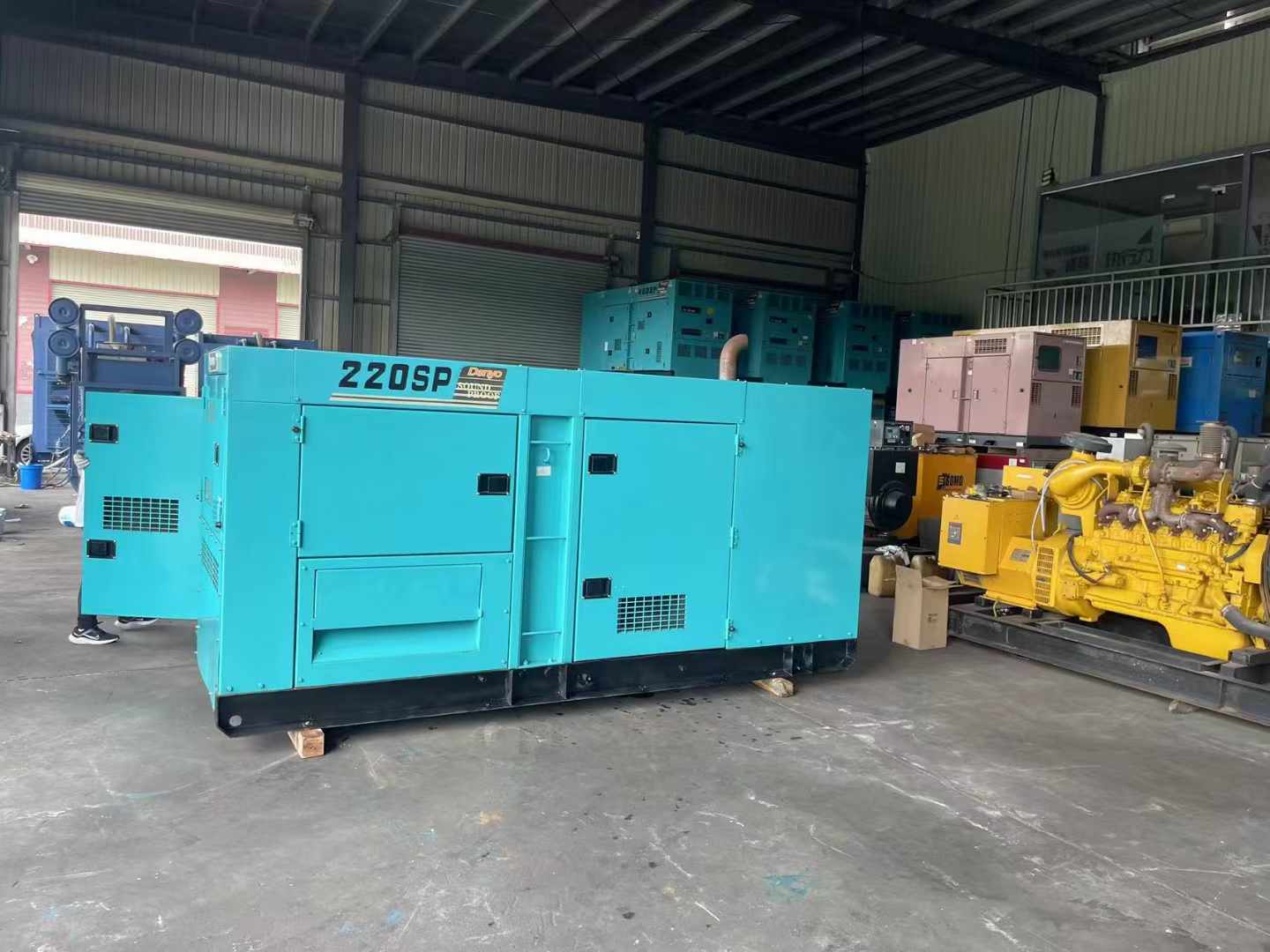 华宁800kW 柴油发电机的输出电流波动范围是多少？