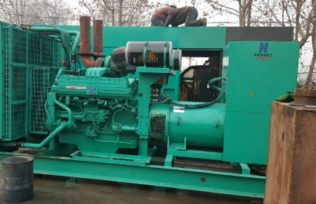 华宁发电机组如何判断水冷式机油散热器内部是否需要清洗？